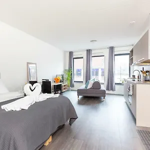 Retreat To Quite Newly Build Apt Center Apartamento